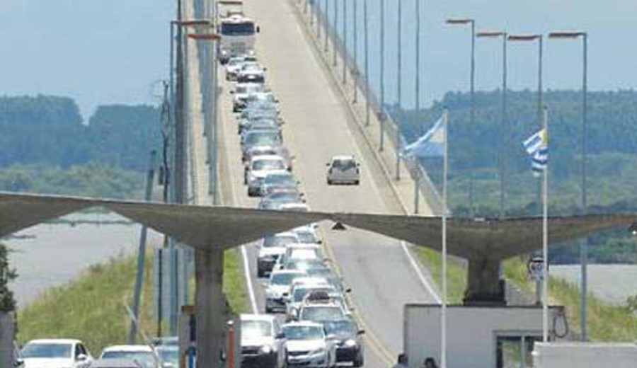 imagen de Paysandú: Proponen "Fast Track" para minibuses turísticos en el puente General Artigas