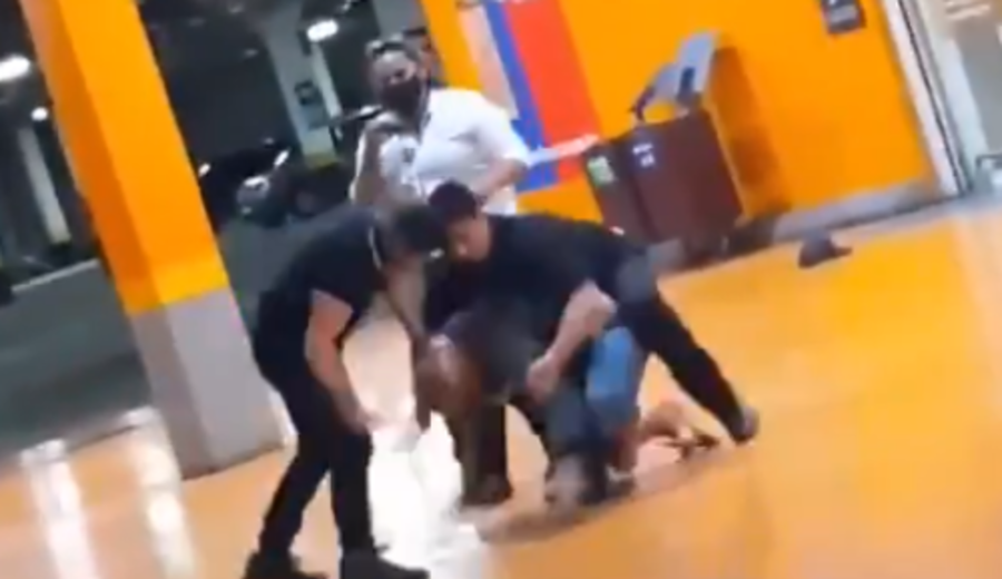 imagen de Brutal asesinato de hombre negro por dos guardias de seguridad en supermercado de Porto Alegre