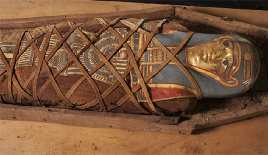 imagen de Momia encontrada en Egipto tiene lengua de oro