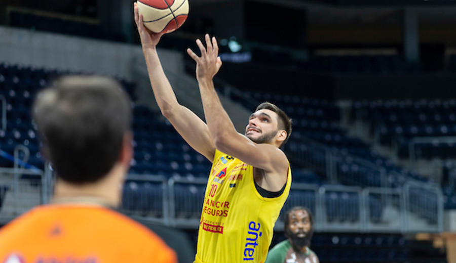 imagen de Trouville controló a Aguada, lo derrotó 87-78, y forzó la cuarta final