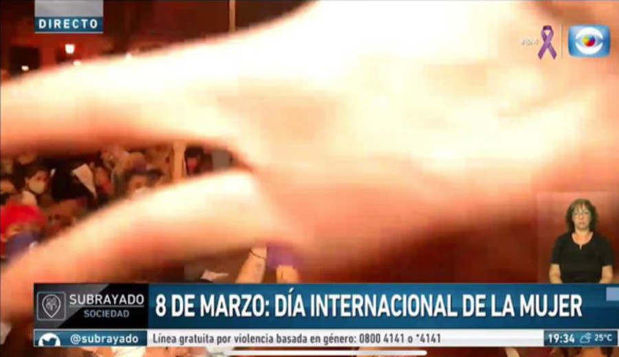 imagen de “Nos retiramos”: Mujeres taparon cámara de Subrayado y Blanca Rodríguez afirmó “no tiene sentido” hacer la cobertura