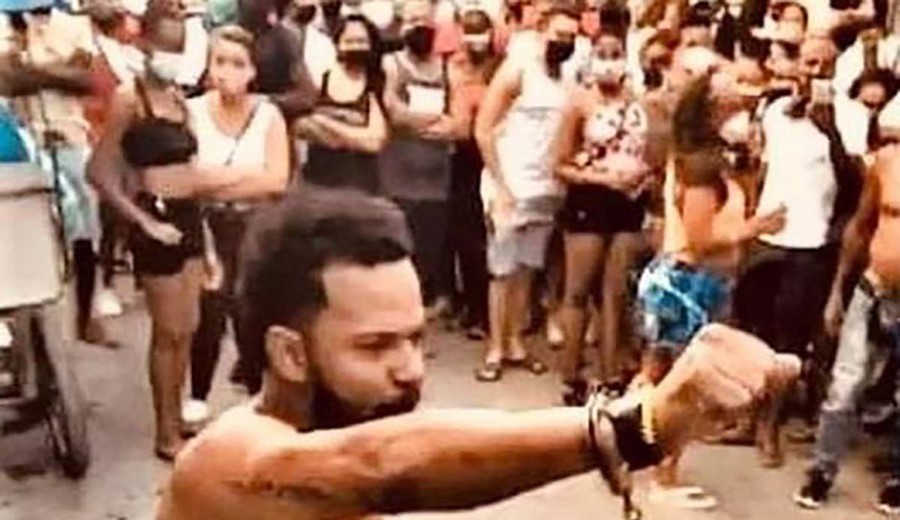imagen de “El himno de Maykel Osorbo y su puño en alto en Cuba” por Carlos Manuel Álvarez, director de revista El Estornudo
