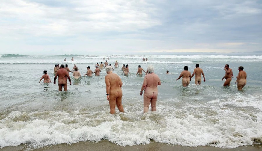 imagen de "El bañador equivale al velo islámico": el naturismo, una forma de entender la vida