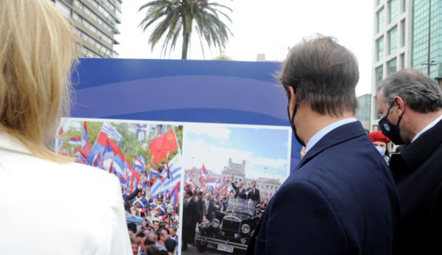 imagen de Lacalle Pou con Carolina Cosse en inauguración de muestra en homenaje a la democracia