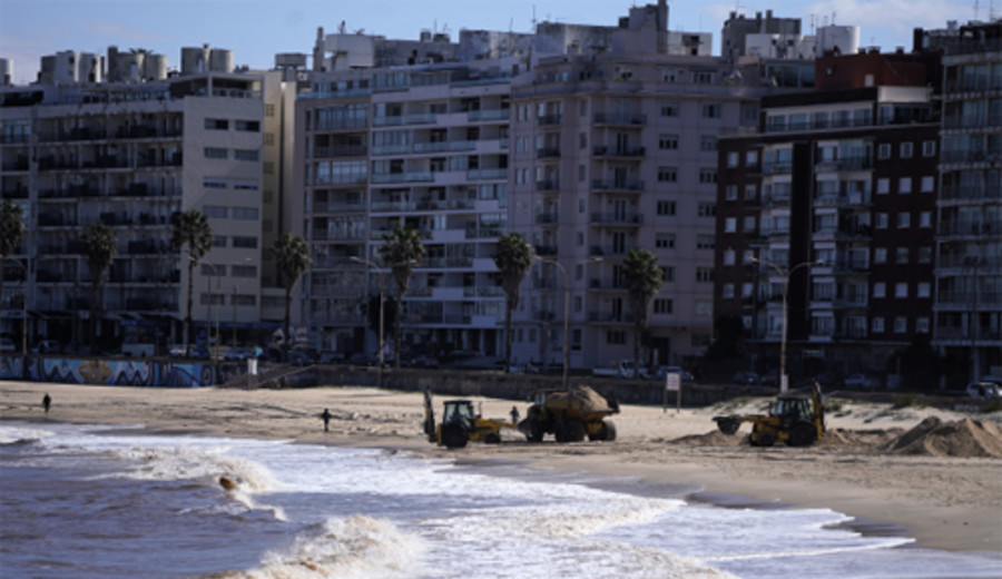 imagen de Trabajos en playa Pocitos para evitar la fuga de arena