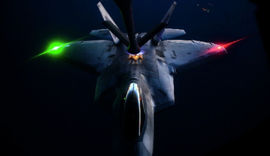 imagen de Un F-22 Raptor es captado con un extraño recubrimiento brillante
