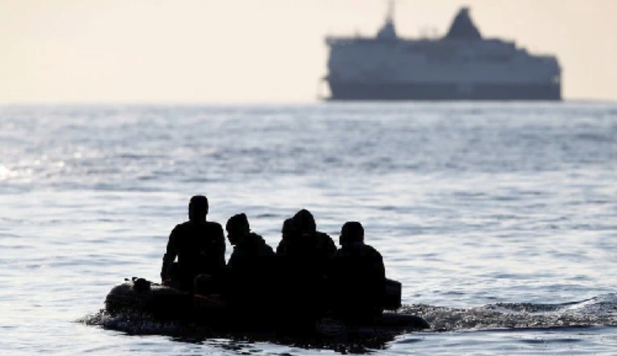 imagen de Reino Unido: proponen enviar a las Islas Malvinas a los migrantes que cruzan el Canal de la Mancha
