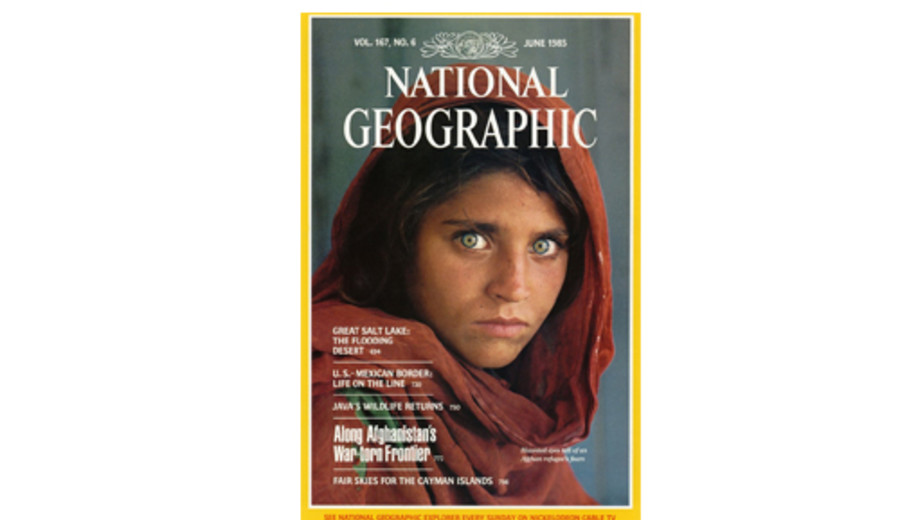 imagen de La “niña afgana” de ojos verdes del National Geographic fue evacuada a Italia
