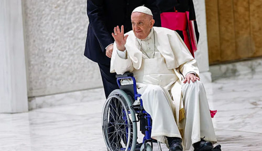 imagen de El papa Francisco utiliza una silla de ruedas por su dolor de rodilla