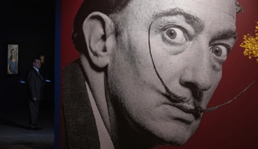 imagen de Salvador Dalí: de ser “la reencarnación de su hermano”, al amor de Gala y la obsesión por los animales disecados