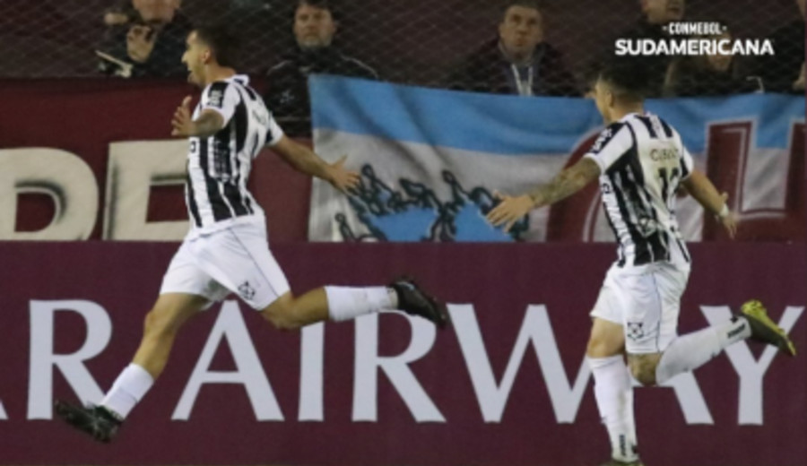 imagen de Wanderers logró una resonante victoria de visita en Argentina, venció 2-1 a Lanús y sigue con chance en la Sudamericana