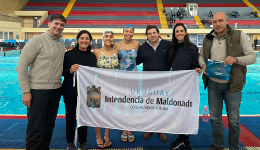 imagen de Deportes entregó bandera de Maldonado a atletas que participarán del Campeonato Mundial de Natación Budapest 2022