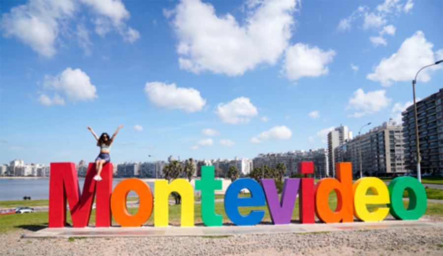 imagen de Siete lugares de Montevideo pintados con los colores de bandera de la diversidad