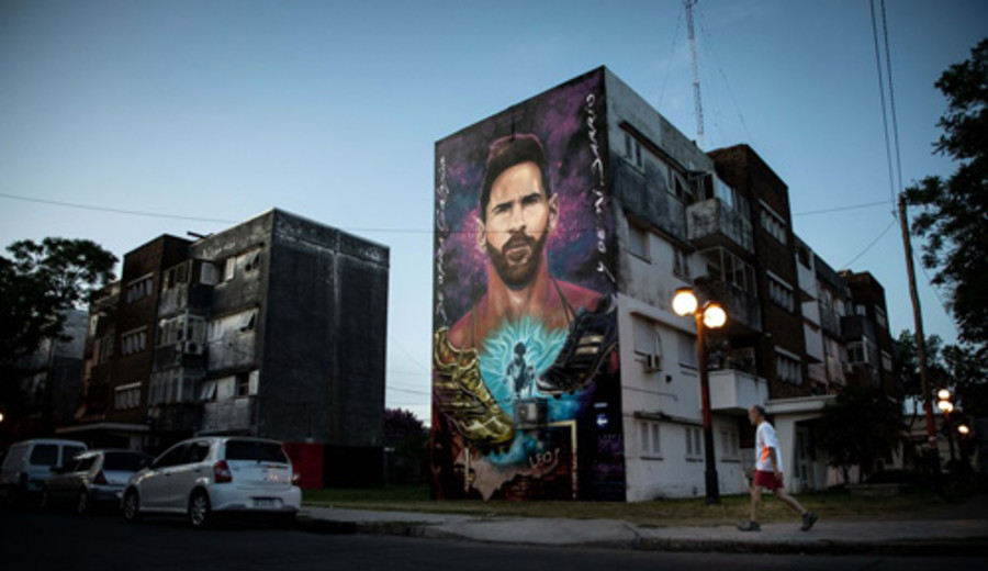 imagen de Messi y la pelota, un amor eterno nacido en Rosario