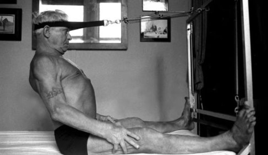 imagen de Pilates, el hombre que inventó su método de gimnasia en un campo de prisioneros mirando a los gatos cazar ratones