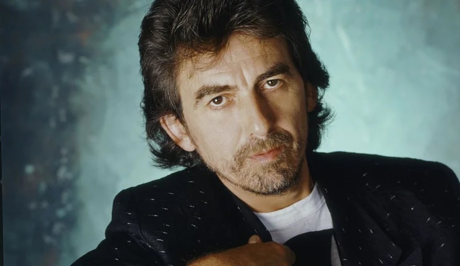 imagen de George Harrison cumpliría 80 años: el Beatle que fue pobre, componía con miedo y pronosticó el fin de la banda