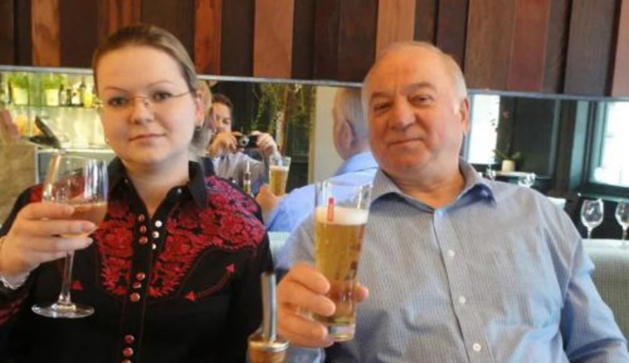 imagen de Putin, dos espías rusos y perfume con “neurotóxico”: el día que quisieron matar al doble agente Skripal y a su hija