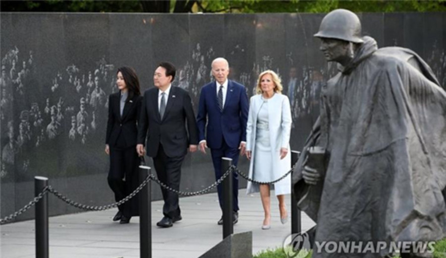 imagen de Yoon y Biden rinden tributo en el Monumento Conmemorativo a los Veteranos de la Guerra de Corea