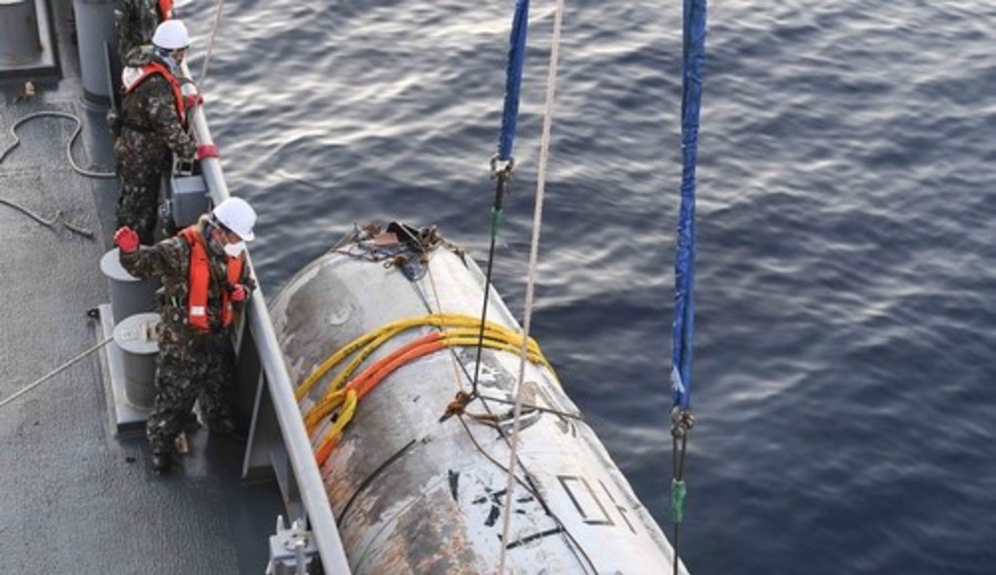 imagen de El Ejército surcoreano rescata los restos hundidos de un cohete espacial norcoreano