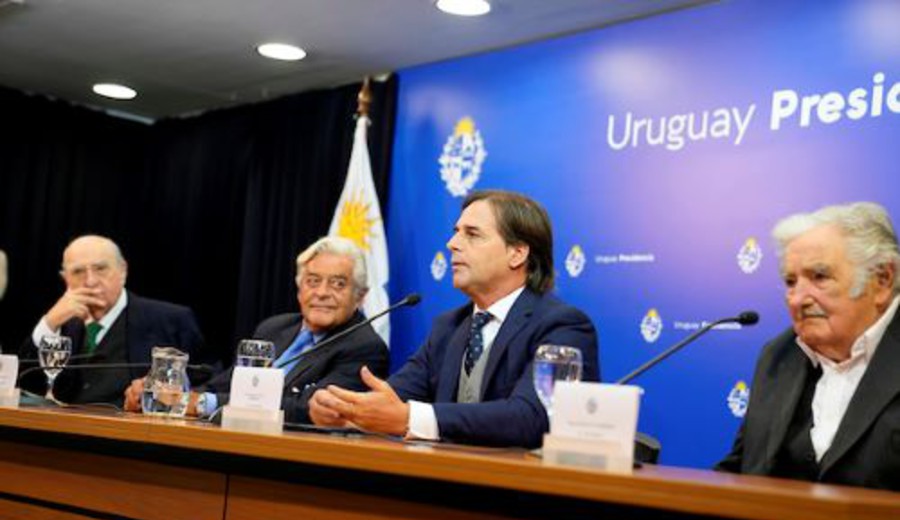 imagen de Lacalle Pou y los expresidentes Mujica, Sanguinetti y Lacalle Herrera valoraron la democracia y la convivencia pacífica