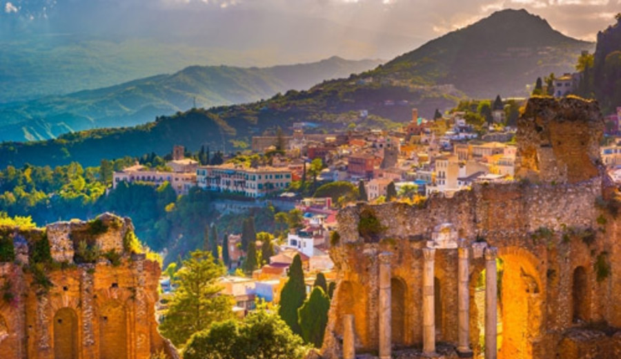 imagen de En Sicilia, cima de la montaña, viendo a los nuevos bárbaros
