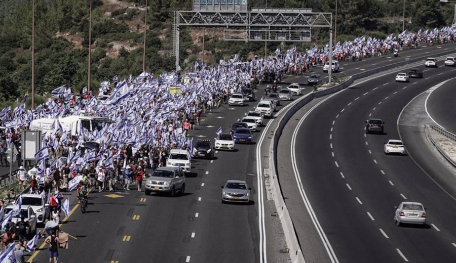 imagen de Decenas de miles de israelíes marchan sobre la Knesset en un último intento de parar la reforma judicial