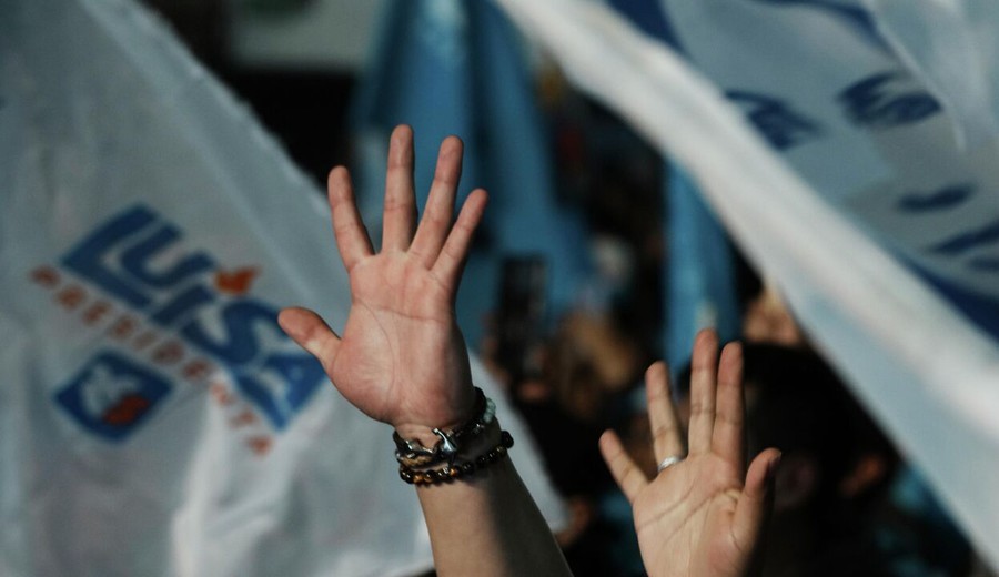 imagen de Inician en Ecuador las elecciones anticipadas con el voto telemático