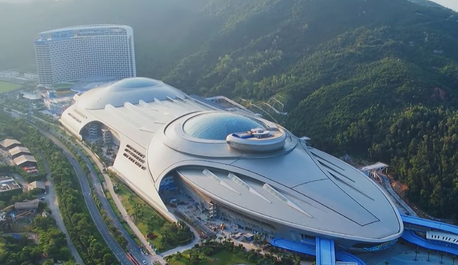 imagen de Una nave espacial de 650 metros, reposa en una montaña en China y es un Parque Científico Marino