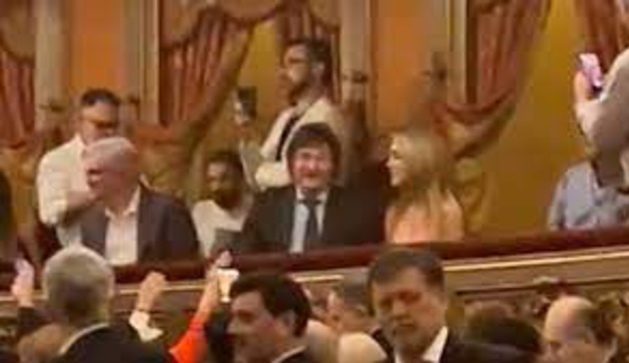 imagen de Javier Milei fue al Teatro Colón y lo recibieron con cánticos: “Milei, basura, vos sos la dictadura”
