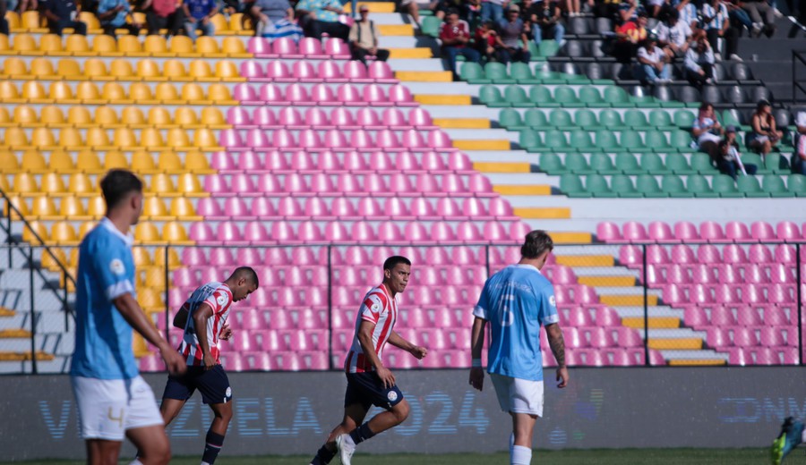 imagen de Uruguay ganaba claramente ante Paraguay pero no pudo aguantar la ventaja y perdió 4-3