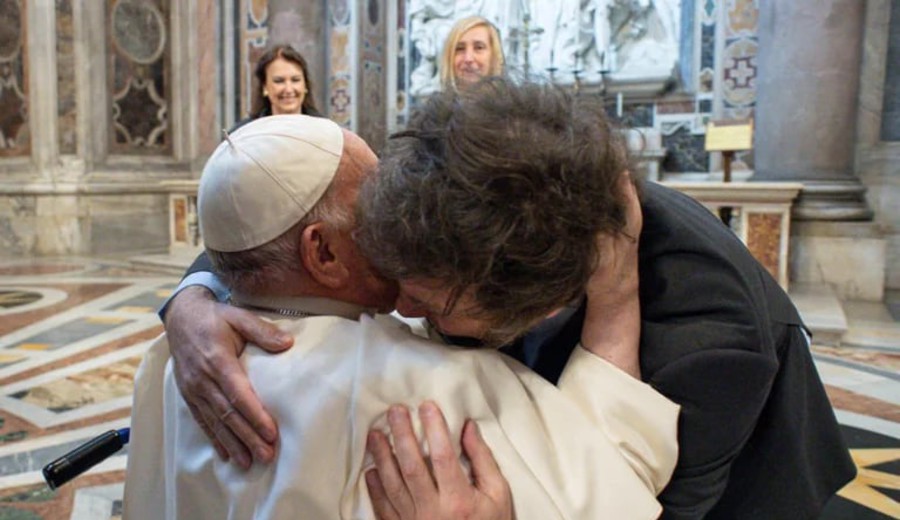 imagen de El primer encuentro público entre Milei y el Papa Francisco: un saludo y un abrazo fuera de protocolo