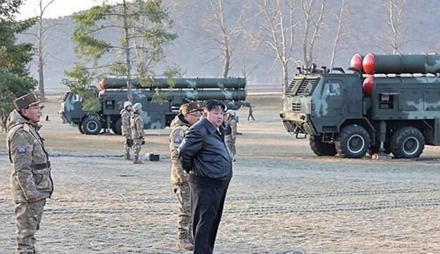 imagen de El líder norcoreano dirige ejercicios de tiro con lanzacohetes múltiples 'supergrandes'