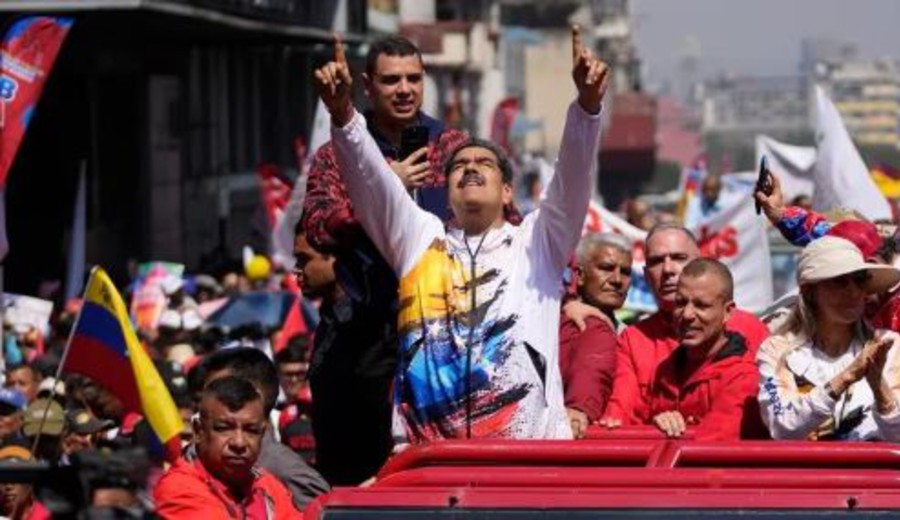 imagen de Mientras impide la inscripción de la principal candidata opositora, Maduro oficializó su postulación