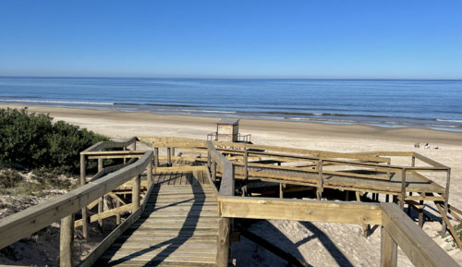 imagen de Nueva pasarela accesible en la bajada 9 del balneario El Fortín