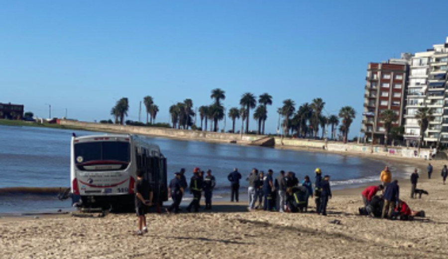 imagen de Un ómnibus de Cutcsa atravesó el muro de contención de la Rambla y terminó en la playa: Hay seis heridos graves