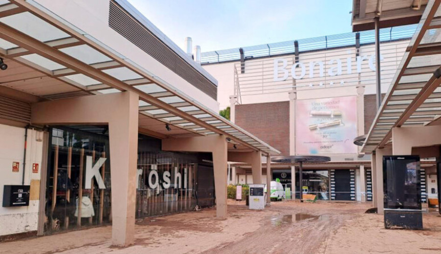 imagen de En Valencia, "cementerio" en un centro comercial: Parking con miles de lugares sumergidos en agua y lodo