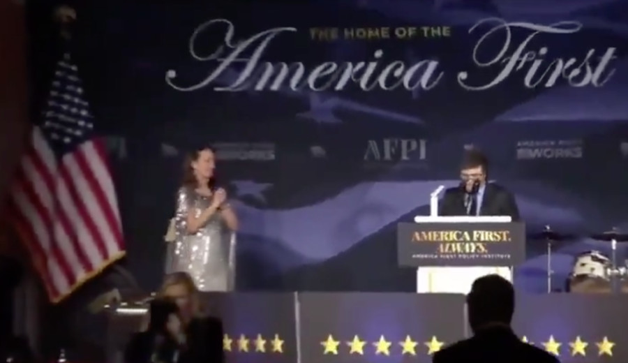 imagen de Milei aburrió en un discurso en EEUU, le apagaron el micrófono y lo echaron del escenario