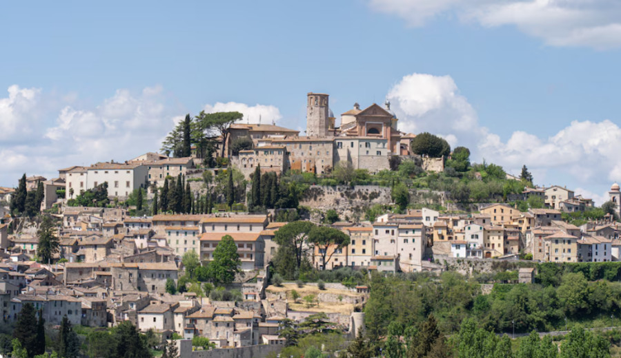 imagen de Amelia, la ciudad más antigua de Italia, de más de 3.000 años, protegida por murallas y en medio de la naturaleza