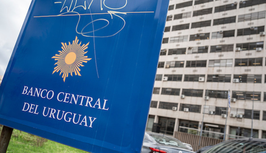 imagen de BCU advierte sobre estafas en redes sociales con imagen del presidente Orsi