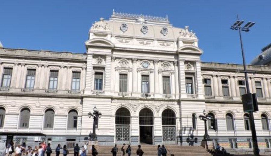 imagen de Sexto episodio de amenaza de bomba en cinco días: evacuaron Facultad de Derecho de la Udelar