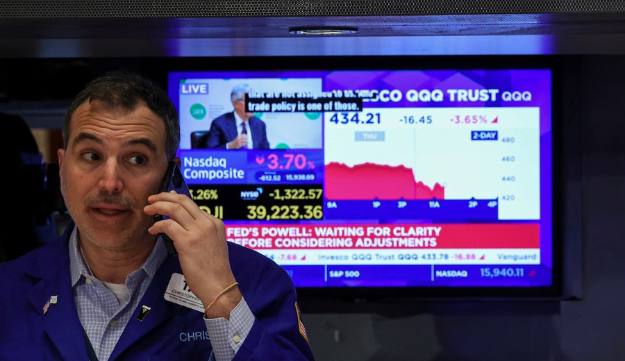 imagen de Wall Street volvió a caer con fuerza en medio de la incertidumbre por los aranceles: el Dow Jones perdió  2.237 puntos