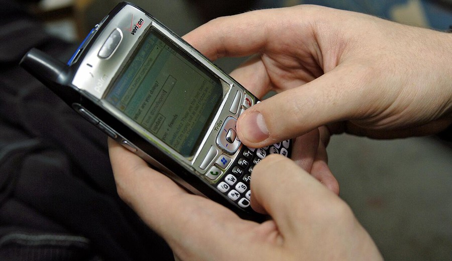 imagen de La UE ordena al personal que viaja a EEUU usar teléfonos desechables por "miedos de espionaje"