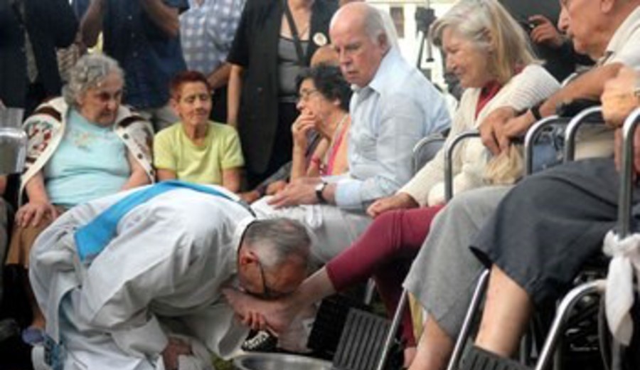 imagen de Fuerte mensaje de la Iglesia Católica argentina en Jueves Santo: lavará los pies de jubilados en misas de todo el país