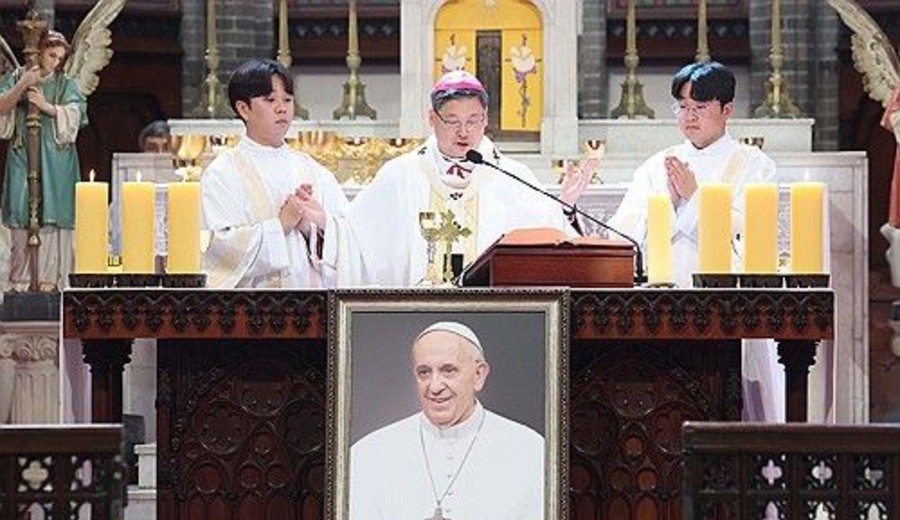 imagen de Se celebra una misa en memoria del papa Francisco en la catedral de Myeongdong