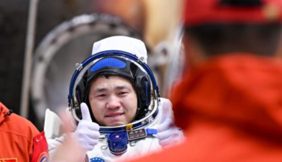 imagen de Todos los astronautas de Shenzhou-19 salen de cápsula de retorno en buen estado de salud