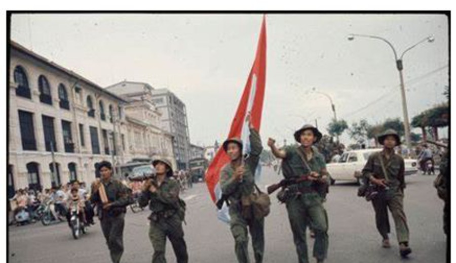 imagen de Y el Ejército Popular de Vietnam derribó las puertas del palacio presidencial en Saigón...