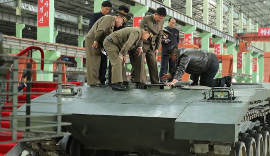 imagen de Kim Jong-un inspecciona una fábrica de tanques y expresa su satisfacción por los tanques autóctonos