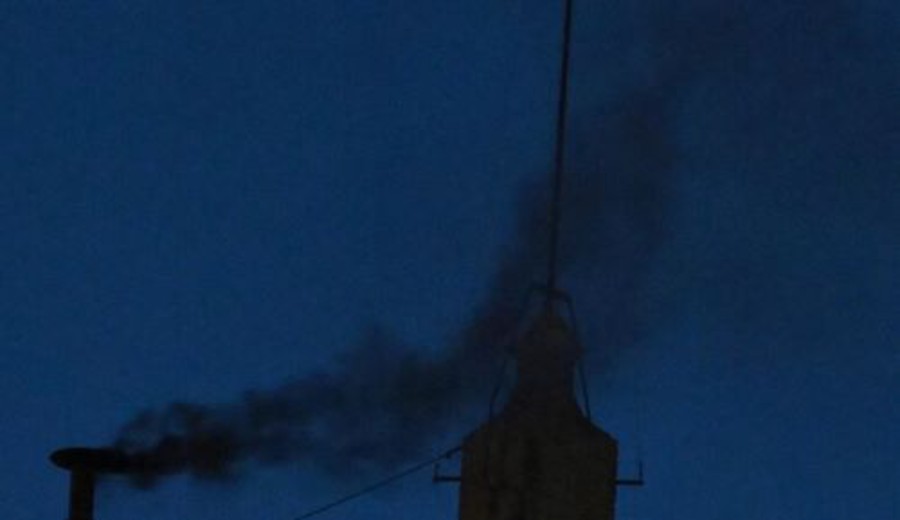 imagen de Fumata negra: el cónclave no ha elegido aún nuevo papa