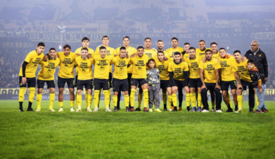 imagen de “Todos somos Familiares”: Jugadores de Peñarol salieron a la cancha apoyando causa sobre desaparecidos