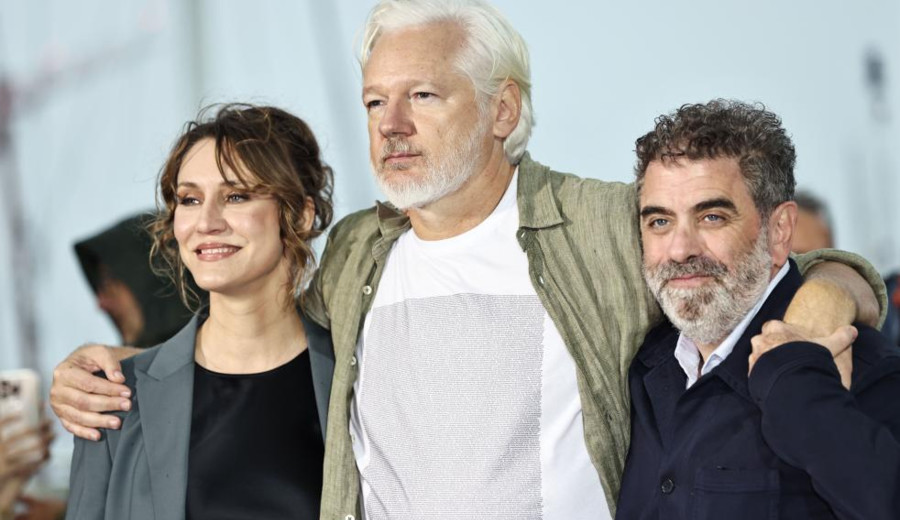 imagen de Julian Assange lleva a Cannes una camiseta con los nombres de los 4.986 niños asesinados en Gaza por Israel